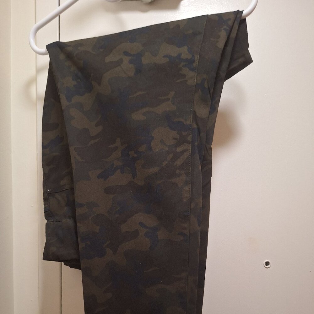 CAMO PANTS.